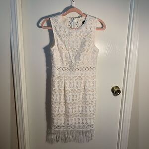 Lulu’s EUC white/ivory crochet sleeveless dress with fringe Size Small